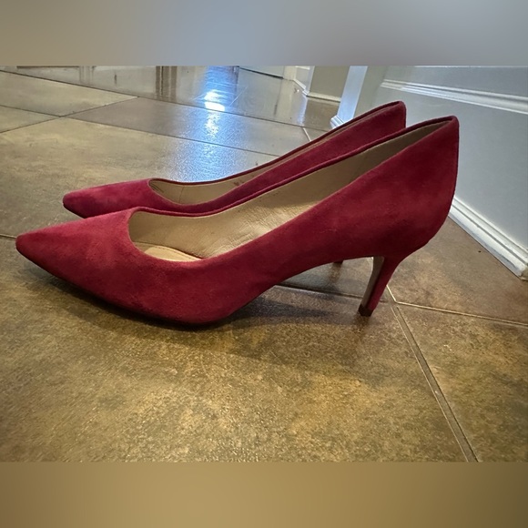 Louise et Cie Elegant Burgundy Suede Heels - Picture 4 of 4